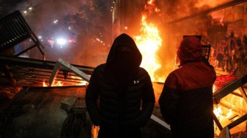 Tbilisidə etirazlar - Parlamentin binasına ciddi ziyan dəyib