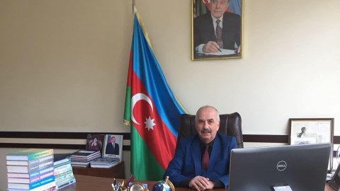 Kiməsə ağız açmağı xoşlamayan professor...