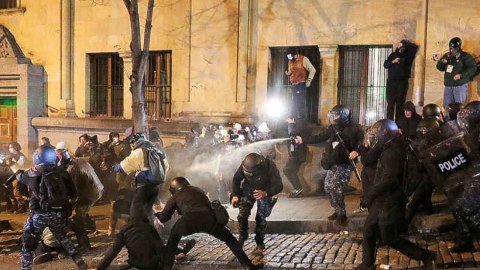 Gürcüstanda etirazçılarla polis arasında toqquşma: yaralılar var - VİDEO