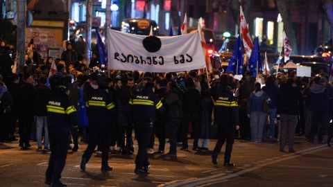 Tbilisdə polis Rustaveli prospektini bağladı