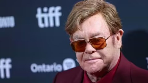 Elton Con görmə qabiliyyətini İTİRİB