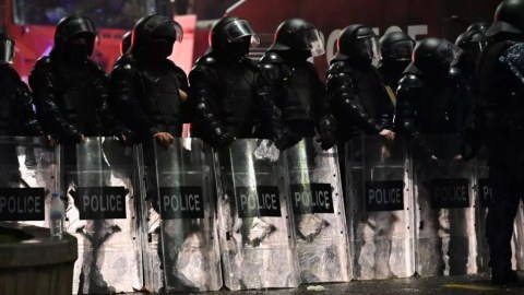 Tbilisidə son vəziyyət: polis parlamentin önünü təmizlədi - VİDEO