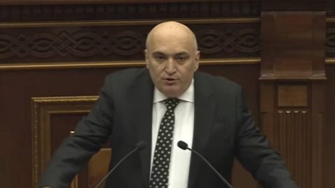 Ermənistan parlamentində yeni deputat and içdi