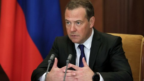 Medvedev bir neçə ölkə liderini istefaya çağırdı