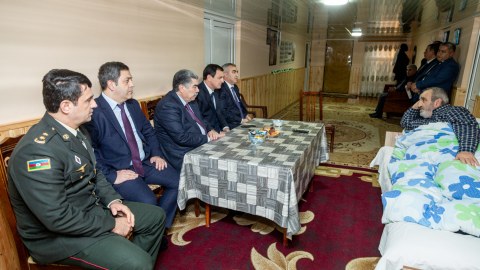 İcra başçısı şəhid atasını və qazini evlərində ziyarət edib - FOTO