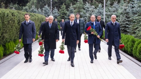 Nazirliyin kollektivi Heydər Əliyevin məzarını və Şəhidlər xiyabanını ziyarət edib - FOTO