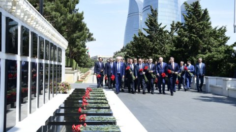 Beynəlxalq konfrans iştirakçıları Şəhidlər xiyabanı və "Türk şəhidliyi”ni ziyarət ediblər