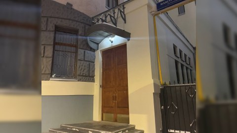 Suriya səfirliyində bayraq götürüldü