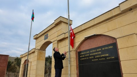 Azərbaycandakı Türk Şəhidliklərinin bayraqları dəyişdirildi - FOTOLAR