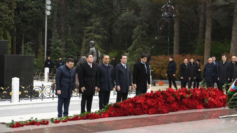 Deputatlar Ulu öndərin məzarını ziyarət ediblər