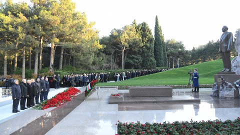 BMU-nun kollektivi Ümummilli Liderin məzarını ziyarət edib
