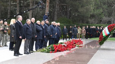 Dövlət Komitəsinin kollektivi ümummilli liderin məzarını ziyarət edib