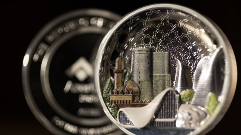 “AzerGold” Bakıya həsr olunmuş unikal gümüş sikkə istehsal edib
