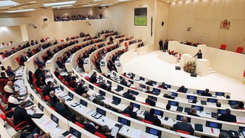 Gürcüstan yeni prezidentini SEÇİR