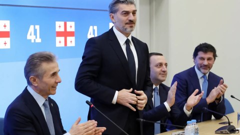 Gürcüstanın 6-cı prezidenti: keçmiş futbolçu, 4 uşaq atası - DOSYE