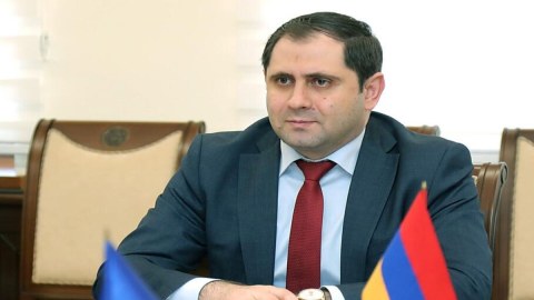 Ermənistan müdafiə naziri Fransaya gedib