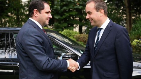 Papikyan fransalı həmkarı ilə hərbi əməkdaşlıqdan danışdı