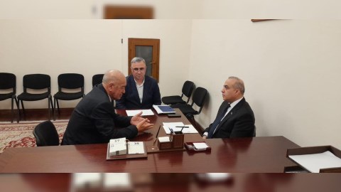 Azay Quliyev Milli Məclisdə seçiciləri qəbul edib
