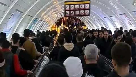 Metroda eskalator dayandı: sıxlıq yarandı
