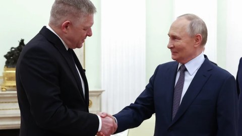 8 ildən sonra Putinlə yenidən görüşdü