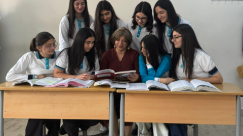 "Şagirdlərin nəticələri ilə fəxr edin, verdikləri şokoladla deyil" - Tanınmış müəllimdən TƏNQİD