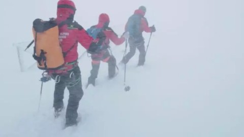 İki alpinist itkin düşdü