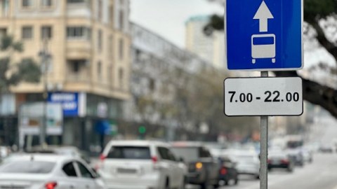 Daha bir küçədə avtobus zolağına saat tətbiq edildi