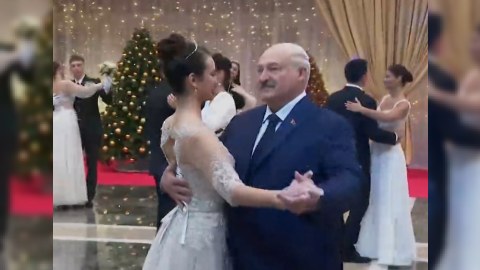Lukaşenko gənc xanımla vals oynadı - VİDEO