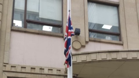 Britaniyanın Azərbaycandakı səfirliyində bayraqlar ENDİRİLDİ