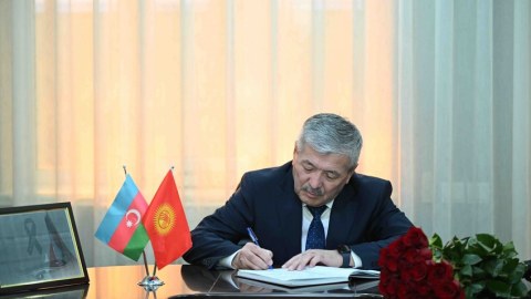 Baş nazir Azərbaycan səfirliyinin xatirə kitabına ürək sözlərini yazdı