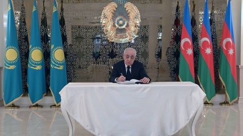 Baş nazir Qazaxıstan səfirliyinin matəm kitabına ürək sözlərini yazdı - FOTO