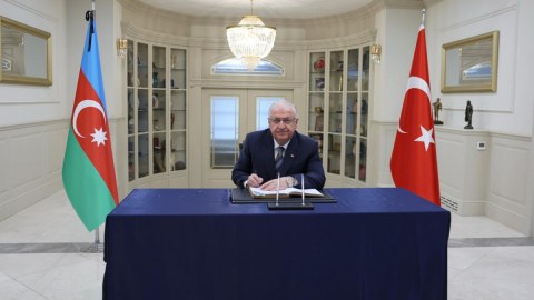 Yaşar Gülər Azərbaycan səfirliyində - Xatirə kitabına ürək sözlərini yazdı