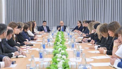 Nazir məktəb direktorları ilə problemləri müzakirə etdi