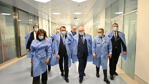 Əhliman Əmiraslanov təyyarə qəzasında xəsarət alanları ziyarət etdi