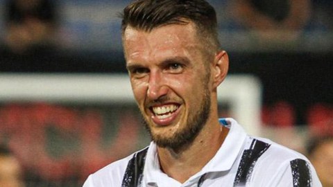 "Neftçi" legioner futbolçu ilə yollarını ayırdı