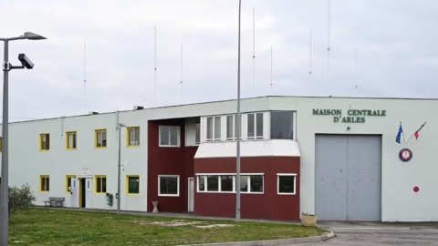 Fransada qarşıdurma: 5 nəfər girov götürüldü