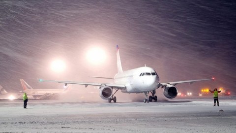 Britaniyada qarlı hava - Aeroportların fəaliyyəti dayandırıldı