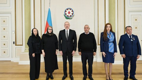 İlham Əliyev qəzada həlak olan ekipaj üzlərinin ailələri ilə GÖRÜŞDÜ