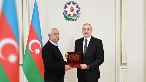 Milli Qəhrəmanların medalları ailə üzvlərinə verildi - FOTOLAR
