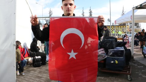 Evinə Türk bayrağı ilə dönən suriyalı - FOTO