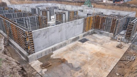 Zaporojyedə yeraltı məktəb TİKİLİR