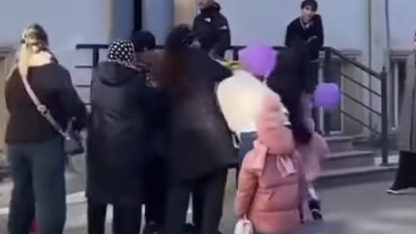 Məktəbdə valideynlər arasında dava - Polis araşdırma APARIR
