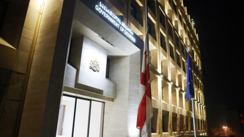 Gürcüstanda dövlət bayraqları endirildi