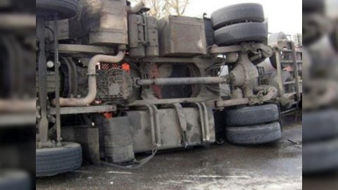 Qubadlıda yük maşını aşdı - Xəsarət alan var