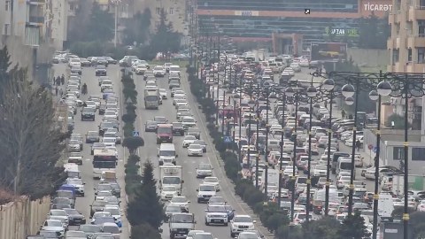 Maşını yanlış park etdi: tıxac yarandı - FOTO