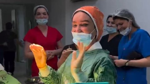Əməliyyat zamanı ad günü qeyd edilən cərrah İŞDƏN ÇIXARILDI