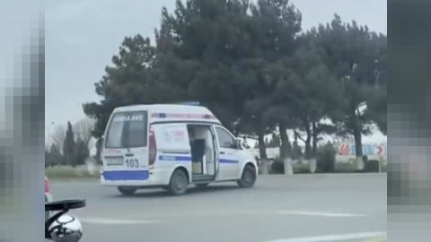 Qapısı xarab olan təcili yardım maşını ilə bağlı açıqlama - VİDEO