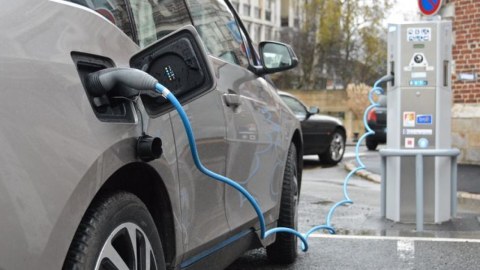 Elektromobil doldurucuları üçün icazə tələb olunmayacaq