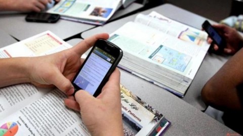 300-dən çox məktəbdə telefon qadağan edilib - RƏSMİ