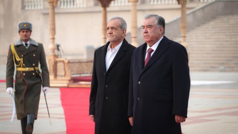 İran prezidenti Tacikistana gedib